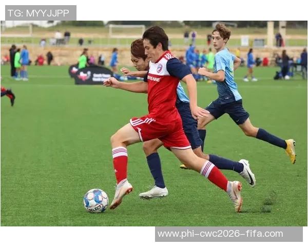 校园足球热潮涌动青少年积极参与提升足球水平与团队精神